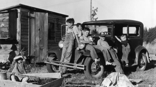 Đại chiến gà rán: Câu chuyện vươn lên thoát nghèo, cáng đáng cả gia đình, tạo dựng đế chế kinh doanh khổng lồ của 2 người phụ nữ nhập cư - Ảnh 2. Đại chiến gà rán: Câu chuyện vươn lên thoát nghèo, cáng đáng cả gia đình, tạo dựng đế chế kinh doanh khổng lồ của 2 người phụ nữ nhập cư - Ảnh 2.